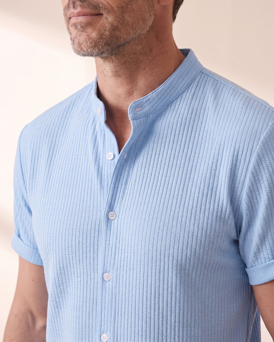 KEPT Men's Band Collar Shirt - Porto Cervo in light blue, detail close-up