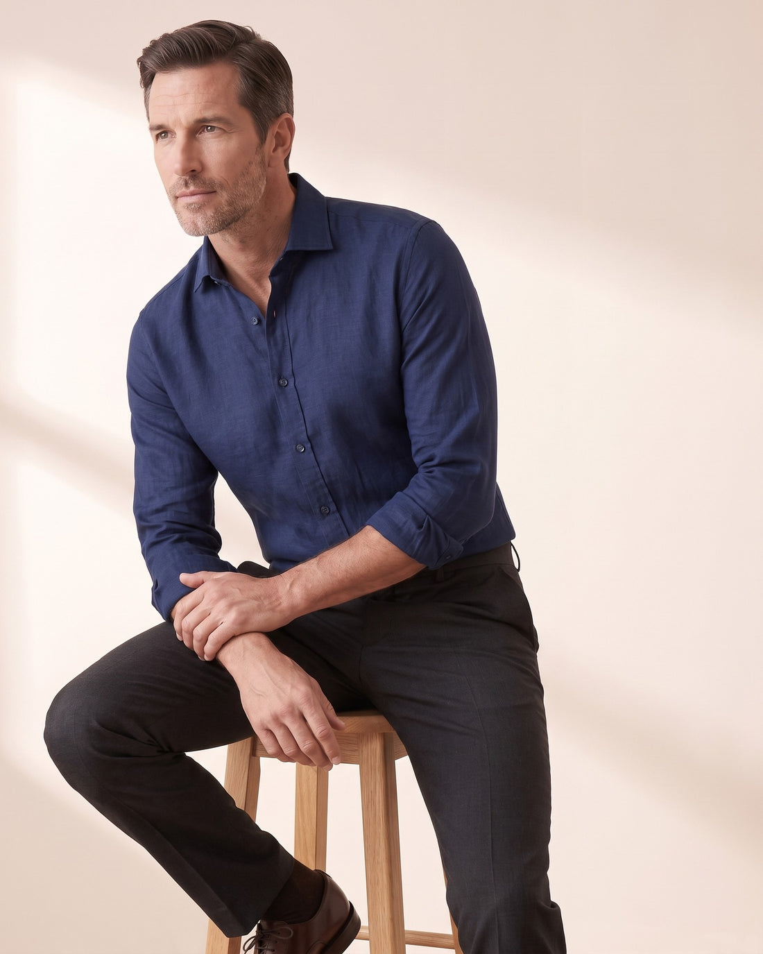KEPT Men's Summer Shirt - Taormina in navy, in motion