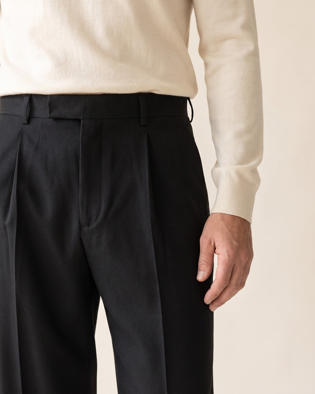 KEPT Men's Pleated Pants - Gunsan in black, detail close-up