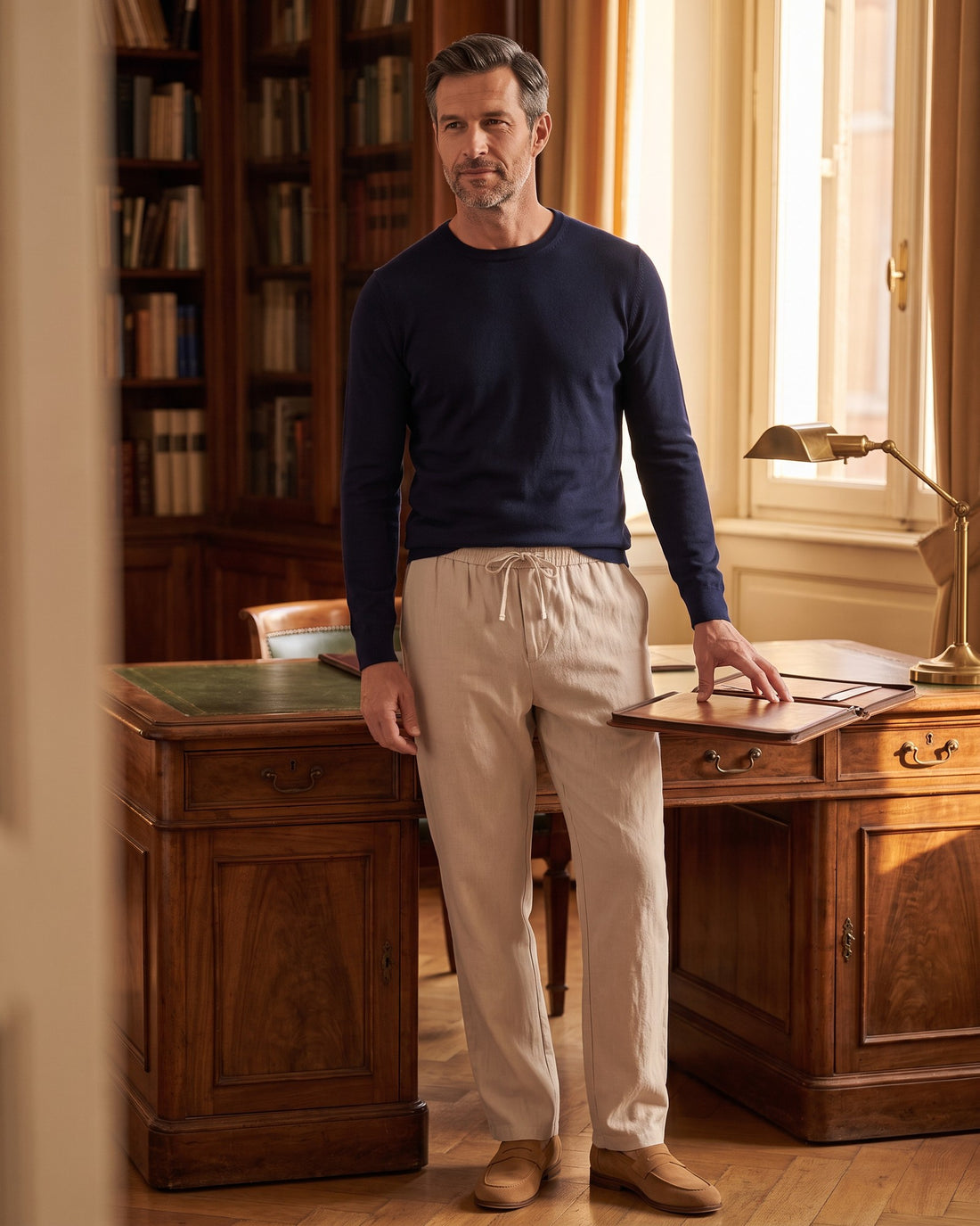 KEPT Men's Summer Pants - Cannes in beige, worn in a wood-panelled study